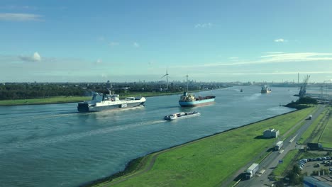 Über-Die-Neue-Wasserstraße-Gelangen-Schiffe-In-Den-Hafen-Von-Rotterdam