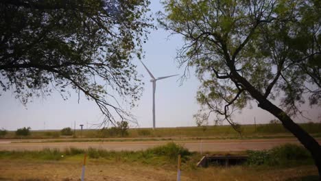 Große-Weiße-Windkraftanlage-Dreht-Sich-Entlang-Einer-Autobahn