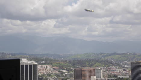 Dirigible-Goodyear-Vuela-Alto-Sobre-El-Centro-De-Los-Ángeles-02