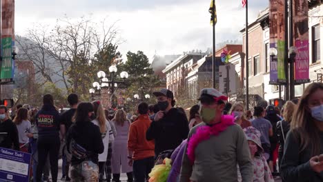 Gente-Celebrando-La-Victoria-Electoral-De-Joe-Biden-En-Las-Calles-De-Boulder,-Colorado