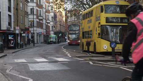 Autobuses-Que-Pasan-Por-Charing-Cross-Road-Temprano-En-La-Mañana-Durante-El-Cierre