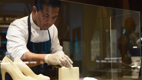 Hombre-Asiático-Haciendo-Artesanía-Creación-De-Arte-Con-Chocolate-Blanco