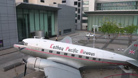 Logotipo-De-La-Aerolínea-Cathay-Pacific-Que-Se-Muestra-En-El-Edificio-De-La-Ciudad-De-Cathay-Pacific,-La-Sede-De-Cathay-Pacific-Airways