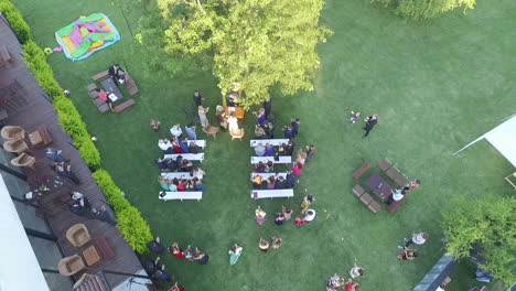 Vista-Aérea-De-Arriba-Hacia-Abajo-De-La-Lujosa-Ceremonia-De-Boda-Al-Aire-Libre-Y-Los-Invitados-Aplaudiendo-A-La-Pareja-De-Recién-Casados