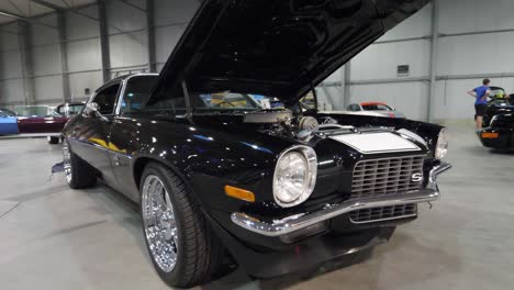 Luxury-Black-Oldtimer-Car-With-Open-Hood-in-Show-Room,-Dolly-Shot