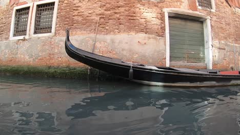 Dar-Un-Paseo-En-Góndola-En-Venecia,-Italia-Es-Un-Must-Cuando-Visitas-Esta-Ciudad