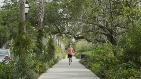 Joggers-Runs-Down-Sidewalk-in-Downtown-Charleston,-Static