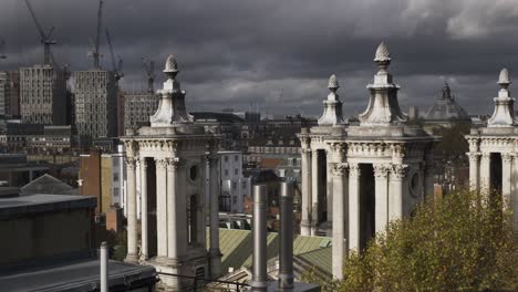 Blick-Von-Der-Dachterrasse-Auf-Die-St.-John&#39;s-Smith-Square-Towers-In-Westminster-Vor-Dramatischen-Wolken