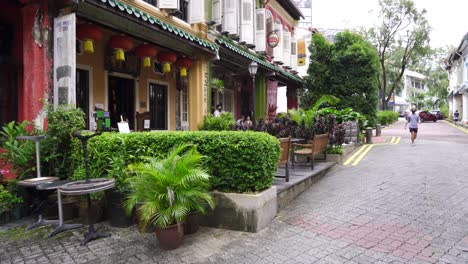 Bar-En-Emerald-Hill,-Tranquilo-Y-Exclusivo-Barrio-Con-Herencia-Peranakan