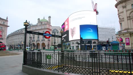 Bloqueo-En-Londres,-Piccadilly-Circus-Subterráneo-Completamente-Vacío-Durante-La-Pandemia-Del-Virus-De-La-Corona-2020,-Con-Coche-De-Policía-Y-Autobús-Rojo