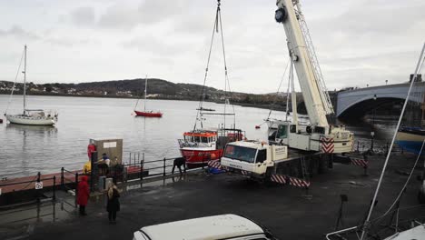 Entrega-De-Vehículos-Con-Grúa-Hidráulica-Barco-Pesquero-En-El-Puerto-De-Conwy,-Gales