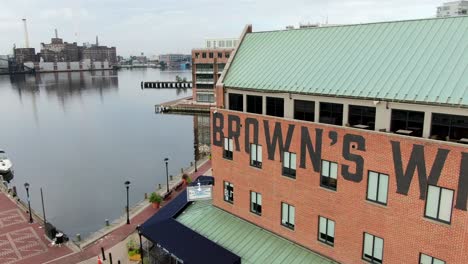 Histórico-Brown&#39;s-Wharf-En-Fells-Point-Y-El-Río-Patapsco,-Puerto-Interior-De-La-Bahía-De-Chesapeake,-Toma-Aérea-Con-Plataforma-Rodante