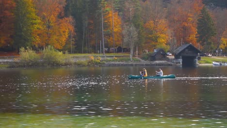 Gente-En-Canoa-En-El-Lago-Bohinj-En-Un-Día-De-Otoño-En-Eslovenia