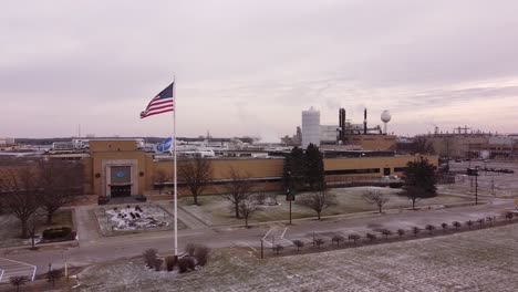 Covid-19-Impfstoffherstelleranlage-–-Amerikanische-Und-Pfizer-Flagge-Am-Fahnenmast-Flattern-Im-Wind-In-Pfizer-Global-Supply-Kalamazoo-Produktionsanlage-In-Portage,-Michigan