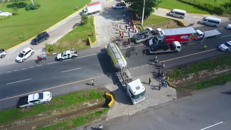 Vista-Aérea-De-Un-Camión-Petrolero,-Saliendo-Del-Lugar-De-Un-Accidente-De-Tráfico:-Dando-Vueltas,-Disparo-De-Un-Dron