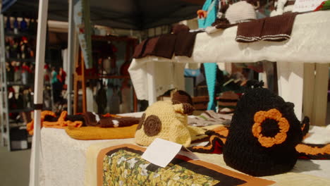 Sombreros-De-Punto-Hechos-A-Mano-Y-Accesorios-A-La-Venta-En-Feria-Callejera,-Cámara-Lenta