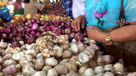 Comprar-Jengibre-Fresco,-Ajo-Y-Cebollas-En-El-Mercado-Húmedo-Local-En-Filipinas---Hierbas-Y-Especias-En-La-Industria-Agrícola,-Agrícola-Y-Vegetal