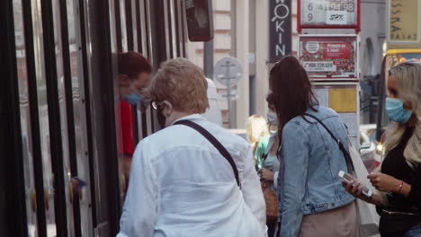 Personas-Con-Máscaras-Faciales-Subiendo-A-Un-Tranvía-En-La-Calle-En-Praga-Durante-La-Pandemia-De-Covid-19