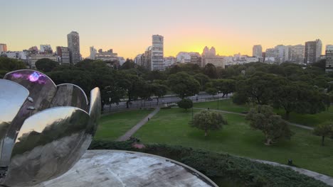 Dolly-Volando-Sobre-La-Escultura-De-Acero-Floralis-Generis-En-La-Plaza-Naciones-Unidas-En-El-Barrio-De-La-Recoleta-Al-Atardecer