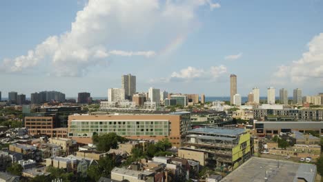 Drohne-Fliegt-An-Einem-Sommertag-In-Richtung-Wrigley-Field-Mit-Regenbogen-Im-Hintergrund