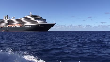 Holland-America-Line-ship-in-Rarotonga,-Cook-Islands