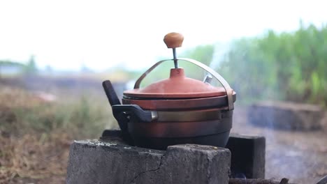 Olla-De-Tierra-Silbando-A-Cámara-Lenta,-Equipo-De-Cocina,-Cocina-Metrajes