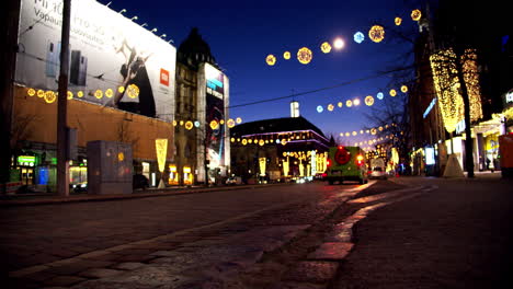 Verkehr-In-Der-Nacht-Auf-Den-Straßen-Von-Helsinki