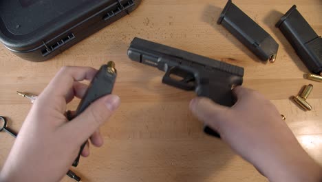 Tischplatte-Mit-Taktischer-Ausrüstung-Und-Glock-10-Mm