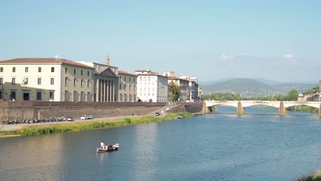 4k-Schöne-Aussicht-Auf-Die-Gondel,-Die-Den-Fluss-Arno-Hinunter-In-Der-Nähe-Der-Brücke-Ponte-Vecchio-Fährt