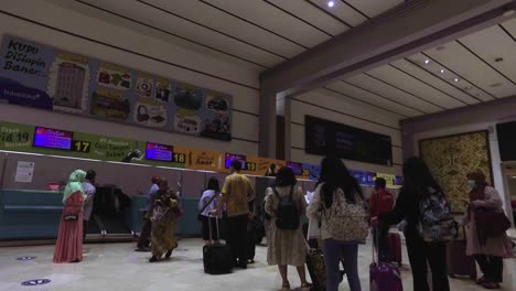 Los-Pasajeros-Hacían-Cola-Para-Registrarse-En-El-Aeropuerto-Durante-La-Pandemia-De-Covid-19