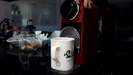 Secuencia-De-Escena-De-Preparación-De-Café.-En-Una-Oficina