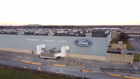 Edificio-Vacío-De-La-Planta-De-Estampado-Woodhaven-De-Ford-Motor-Company-Durante-Una-Pandemia-En-Wyandotte,-Michigan.