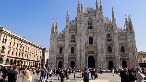 Schwenkblick-über-Den-Domplatz,-Der-Den-Atemberaubenden-Mailänder-Dom-Und-Die-Besuchermenge-An-Einem-Sonnigen-Sommertag-In-Mailand,-Lombardei,-Italien,-Offenbart