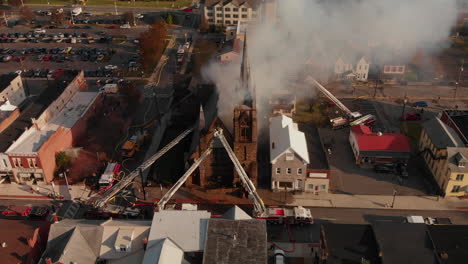 Varios-Departamentos-De-Bomberos-Que-Llegan-A-La-Escena-De-La-Iglesia-En-Llamas,-Antena