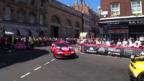 Coches-De-Lujo-De-Diferentes-Colores-Circulando-Por-Las-Carreteras-De-Londres-Durante-El-Evento-Gumball-3000.