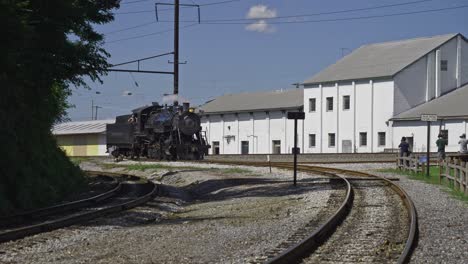 Antigua-Locomotora-De-Vapor-Viajando-Por-Una-Curva-Sobre-Un-Espolón