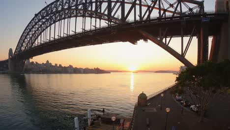 Timelapse-Del-Amanecer-Del-Puerto-De-Sydney-Con-Barcos-Que-Se-Dirigen-Al-Mar-Bajo-El-Puente