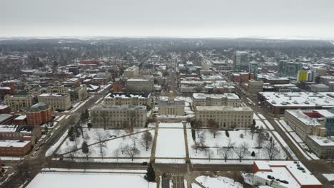 Vista-Aérea-Del-Antiguo-Museo-Del-Capitolio-En-La-Universidad-De-Iowa