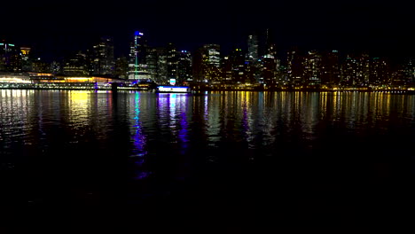 Ciudad-Nocturna-Desde-Un-Malecón-Del-Golfo