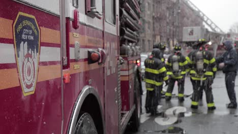 Fdny-Crest-En-Un-Camión-De-Bomberos-Parado-Bajo-La-Nieve-En-La-Calle-Brooklyn-Coned-Fire-En-La-Ciudad-De-Nueva-York---Toma-De-Enfoque-De-Detalle-Medio