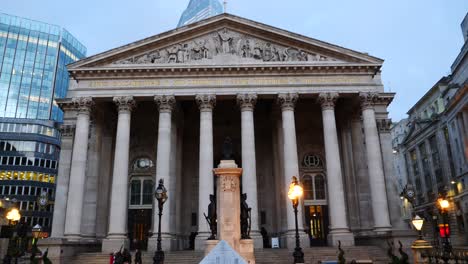 Gimbal-Aufnahme-Des-Royal-Exchange-Und-Des-Londoner-Truppendenkmals-Am-Abend