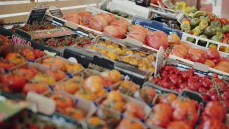 Tomatoes-and-vegetables-in-a-fruit-store