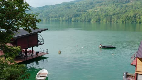 Houseboats-and-People-in-Perucac-Lake,-Serbia