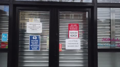 Un-Primer-Plano-De-Los-Carteles-De-Covid-En-El-Obturador-De-Una-Tienda-Durante-El-Cierre-De-Nivel-4-En-Escocia