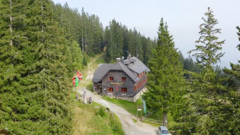 Toma-Aérea-De-Una-Gran-Casa-De-Madera-En-Medio-Del-Bosque