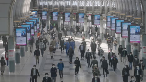 Echtzeitszene-Am-Bahnhof-Shinagawa-Jr.-–-Pendelnde-Geschäftsleute-In-Masken,-Die-Durch-Den-Flur-Laufen-–-Aufnahme-Aus-Der-Vogelperspektive