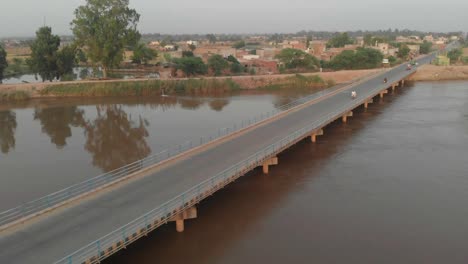 Puente-De-Carretera-Sobre-El-Río-En-Karachi-Con-Pedestal-Aéreo-Arriba