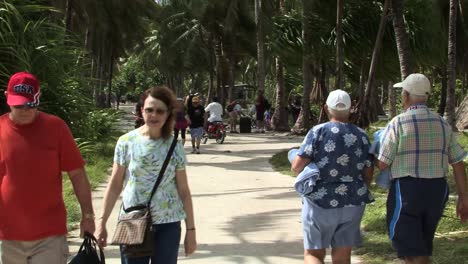 Turistas,-Visitando-La-Isla-Fanning,-República-De-Kiribati