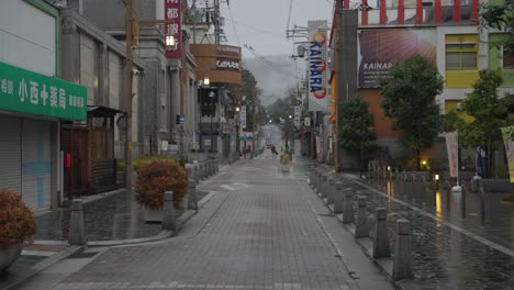 Calles-De-La-Ciudad-De-Nara,-Vacías-Con-Tiendas-Cerradas-Durante-El-Cierre