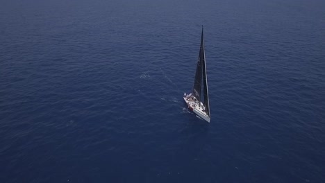 Vista-Aérea-Del-Velero-Navegando-En-Aguas-Abiertas-Del-Océano-Azul